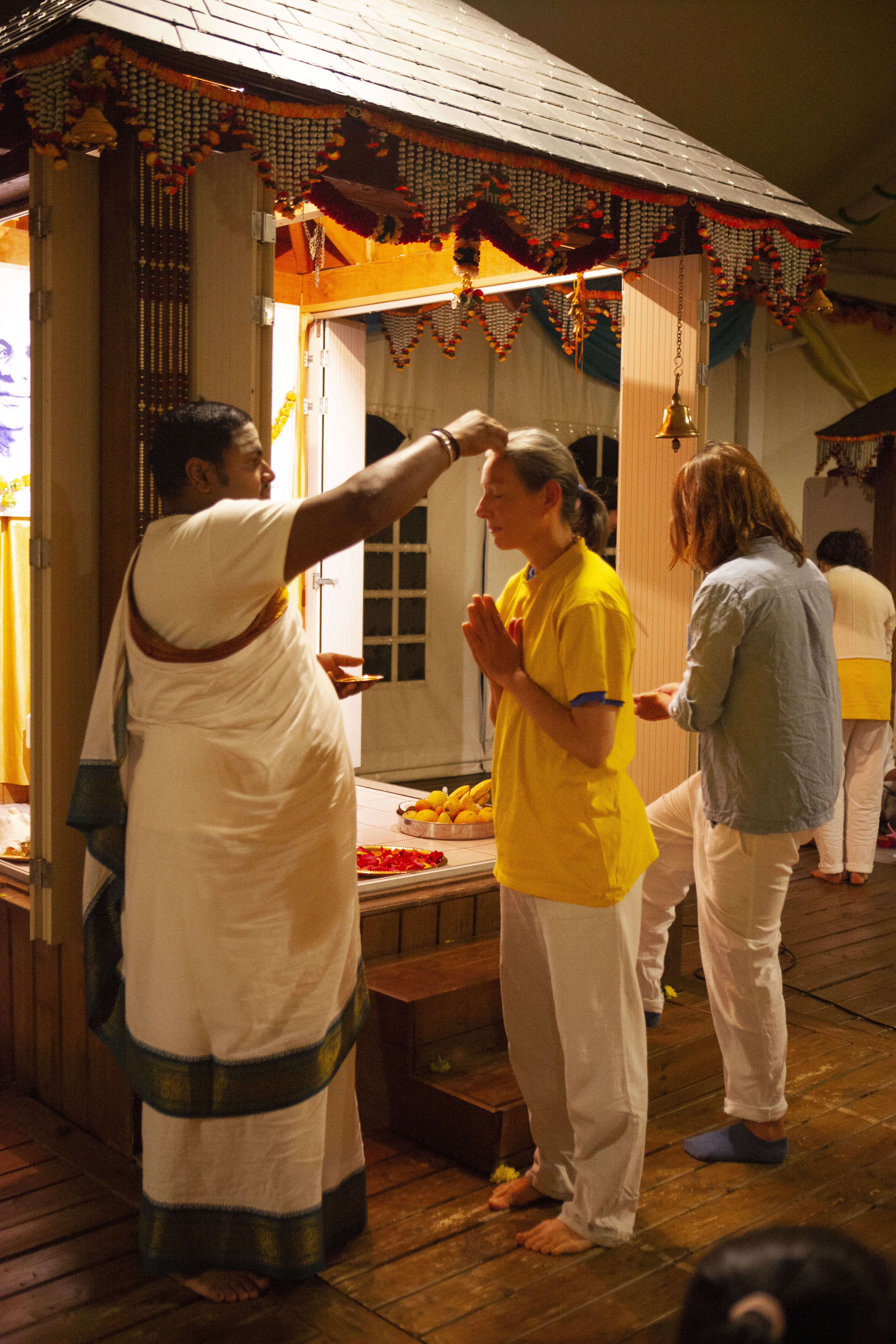 Bénédiction du prêtre lors de la puja pour Krishna